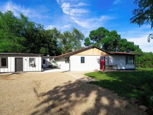 Charming Lake House within Walking Distance from Lake