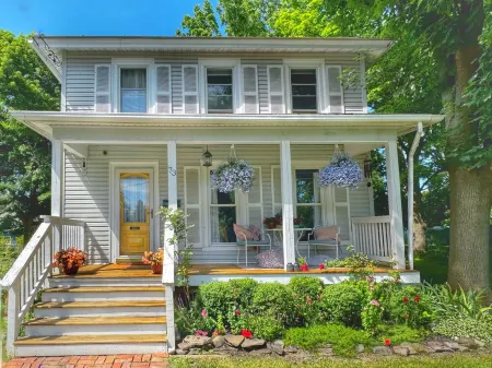 Charming Village Home with an Enchanting Backyard Oasis Отели в г. Ливингстон