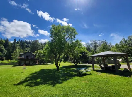 Skykomish River Estate - Private Beach, Sleeps 12, 5 Acres!