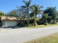 Vanderbilt Beach Retreat- 4 Bed Ranch, Spacious, & Pet-Friendly with NO PET FEES Hotel a Naples Park