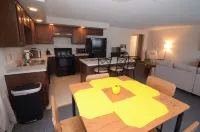 Charming 2-bedroom apartment with WiFi, AC in lovely Conesus
