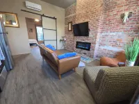 The Henry Lofts 2-bedroom apt., dog friendly fenced yard, arcade, coffee shops