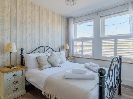 Lighthouse Watch Отели рядом с достопримечательностью «Heligan Caravan and Camping Park»