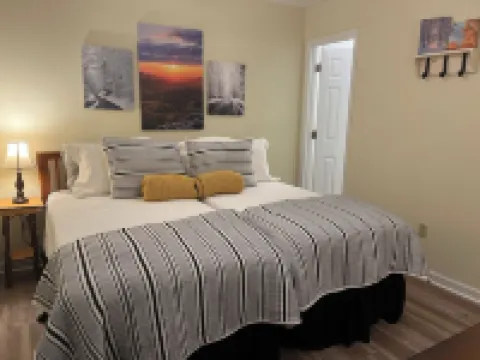 Respite in Royal Oaks Downtown Blowing Rock, by Main St pets ok 2BD 2BA #3521423