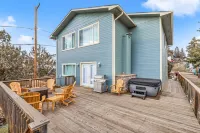Bird’s Eye View: Spacious Home w/ Hot Tub, King Beds & Gorgeous Views