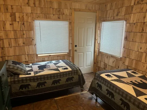 Two Bedroom Cabin with Hot Tub and Fireplace.