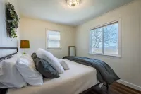 A peaceful tiny cabin with sweeping views of the mountains.