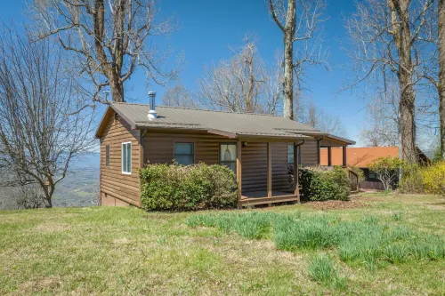 A peaceful tiny cabin with sweeping views of the mountains.