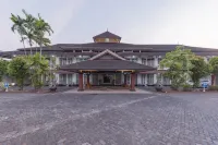 Urbanview Hotel Crown Tasikmalaya by RedDoorz Các khách sạn ở Cipedes