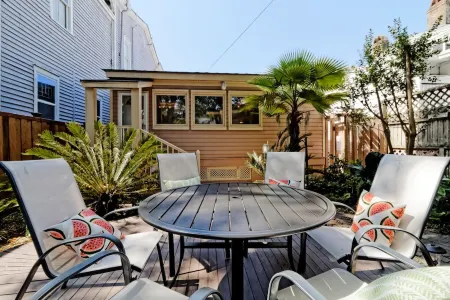 Traveler's Retreat: Your Refuge In the Old Town