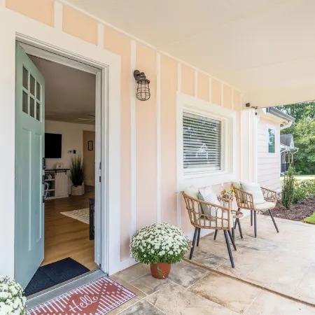 Newly renovated 2 bedroom / 2 bath home in downtown Flowery Branch!