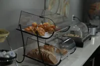 Home Inn and Suites Memphis - breakfast