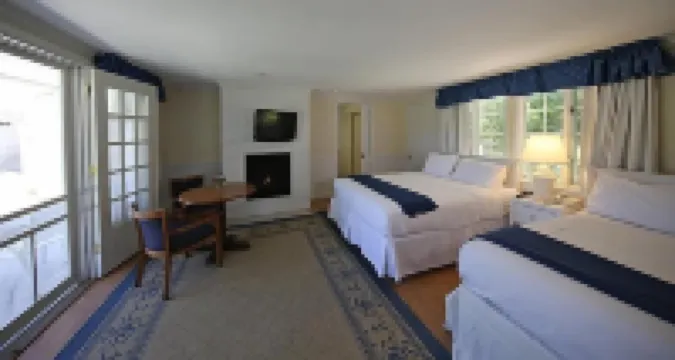 Colonial Inn Harbor Springs