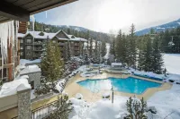Blackcomb Springs Suites by CLIQUE - Rooftop Pools