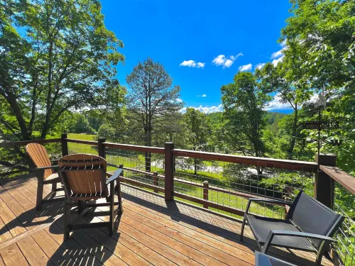 South Side Serenity 2 Bedroom Cabin by RedAwning