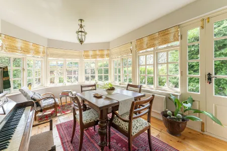 Beautiful Country Cottage for up to 8 people Отели в г. Уольверхэмптон