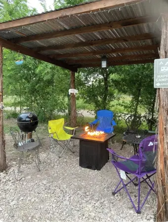 RIO FRIO SUNSET GLAMPER-AFFORDABLE, CLEAN, CLOSE TO GARNER ST. PARK& FRIO RIVER