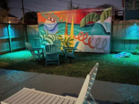 Modern Oasis Heated Pool, Spa 6 bedroom walk to beach, restaurants,