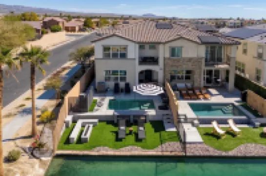 Lakefront w Private Pool Great for Festival Season Lago Luxe by AvantStay