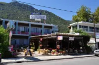 Okeania Seafront Rooms in Kamena Vourla Hotel a Asproneri