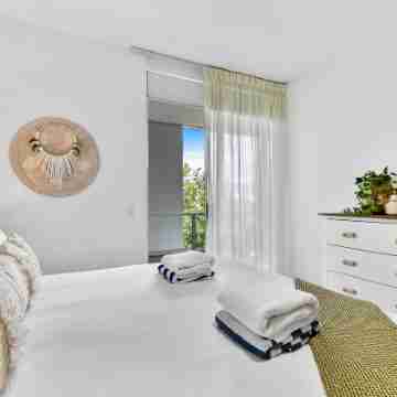 Coastal Harbour Lights I Pool, Gym & Prime Location Rooms