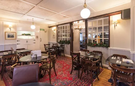 The Beaufort Hotel Отели в г. Деводен