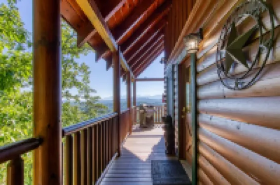 Majestic Mountain View - Great Location! - Convenient to Everything! 2 Bedroom Cabin by Redawning