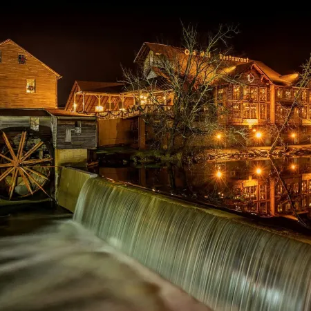 Smoky Cabin Near Dollywood Hot Tub & Pool Table