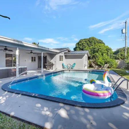 Boca Beauty - Stylish Home with Pool 3 Bedroom Home by RedAwning