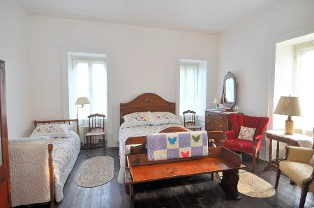 Manor at Berkeley Springs Отели рядом с достопримечательностью «Парк штата Беркли Спрингс»