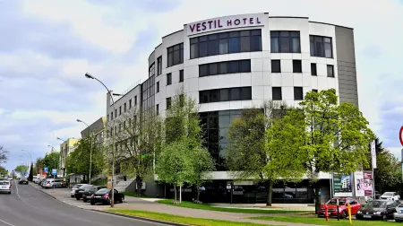 Vestil Hotel Отели рядом с достопримечательностью «Piotrkow Old Town»