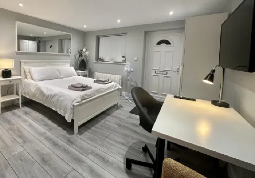 1 Bed Flat - Sleeps 2 - Parking - Wifi