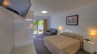 Heritage Lodge Motel فنادق في تشارترز تاورز