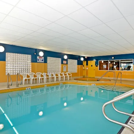 Econo Lodge Inn & Suites University