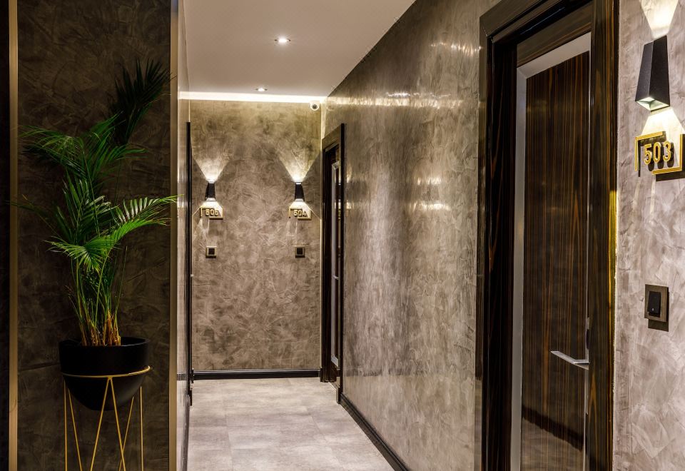 유로 디자인 호텔의 깔끔하게 정돈된 조식 뷔페 테이블