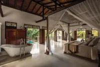 لافيلي ليك سايد فيلا ويذ لارج بول بولسايد دينينج