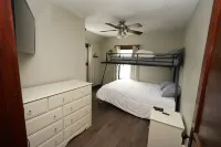 Cozy 3 Bedroom Home Hotels in Elyria