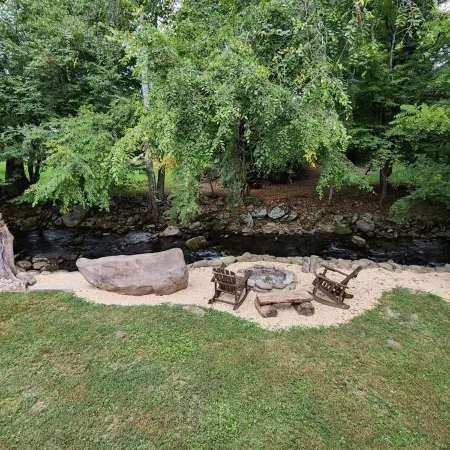 A Rushing Stream of Dreams Creekside Cabin 1 min to National Park!