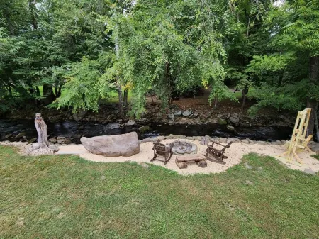 A Rushing Stream of Dreams Creekside Cabin 1 min to National Park!