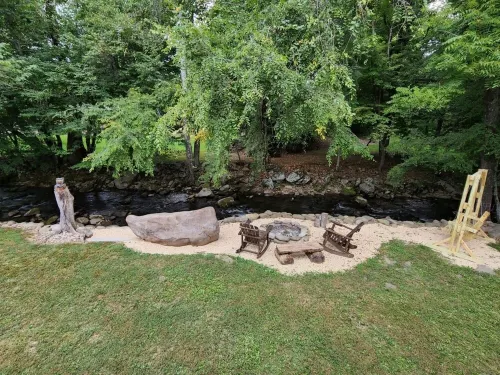 A Rushing Stream of Dreams Creekside Cabin 1 min to National Park!