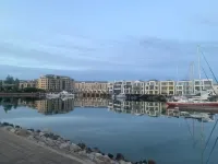 Beach & Bay - Modern Family Stay Glenelg North - บังกะโล