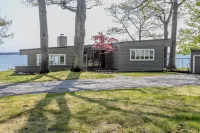 Secluded Oasis with Majestic Water Views - Stunning Retreat Elmwood Charter Township住宿飯店