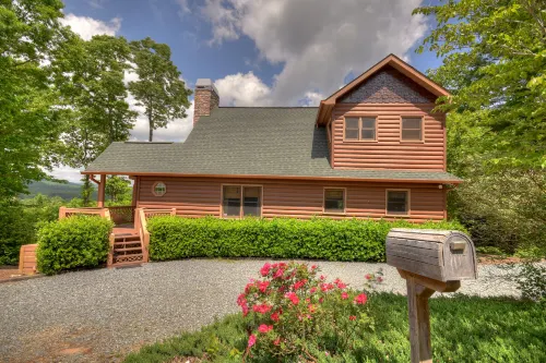 Luxurious Hot Tub and Scenic Decks - Stunning Mountain Retreat