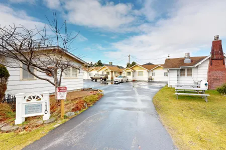 Charming home near beach with fast WiFi & whimsical interior - close to beach