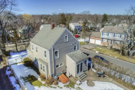 Charming Colonial Home with Outdoor Space - Inviting Getaway Отели рядом с достопримечательностью «The Stamford Cone»