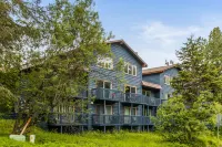 Amazing mountain view condo with private balcony, easy ski resort access Hotel dekat Portage Glacier