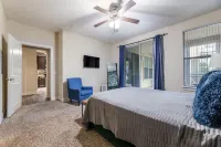 Infinity-Edge Pool, Game Lounge, and Lavish Gardens - Stylish Retreat