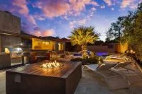 Heated Pool, Outdoor Kitchen and Putting Green - Stylish Oasis