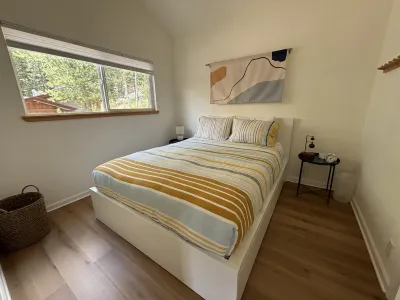 Walk to Palisades Village Pet Friendly 2BR Chalet
