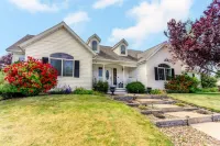 Majestic Home by the River Pool Table and Fire Pit Hotels in Post Falls
